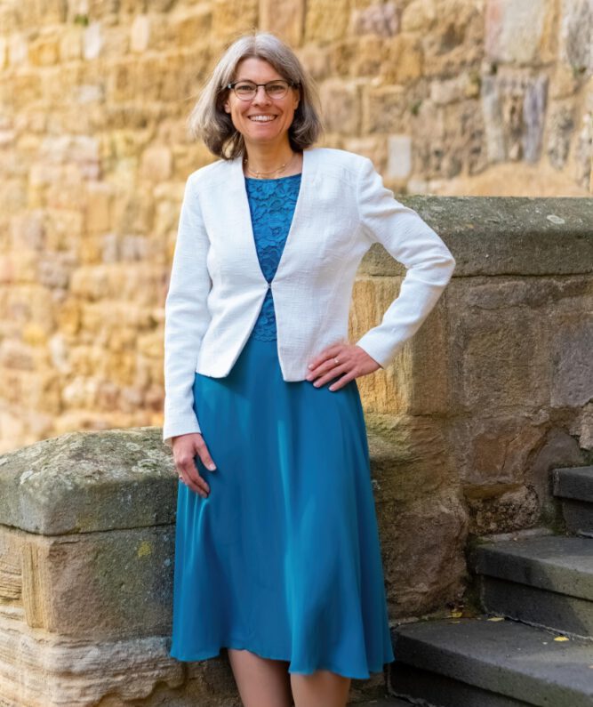 Astrid-Kohlmann-auf-Kirchentreppe