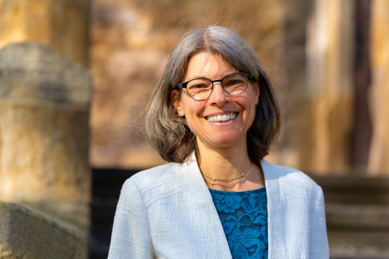 Astrid-Kohlmann_smile-half_b4church