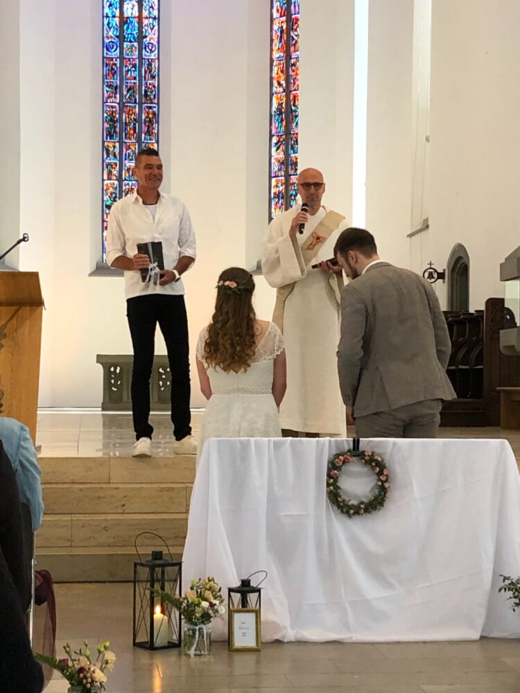 joerg-graefingholt-auf-buehne-in-ev-kirche