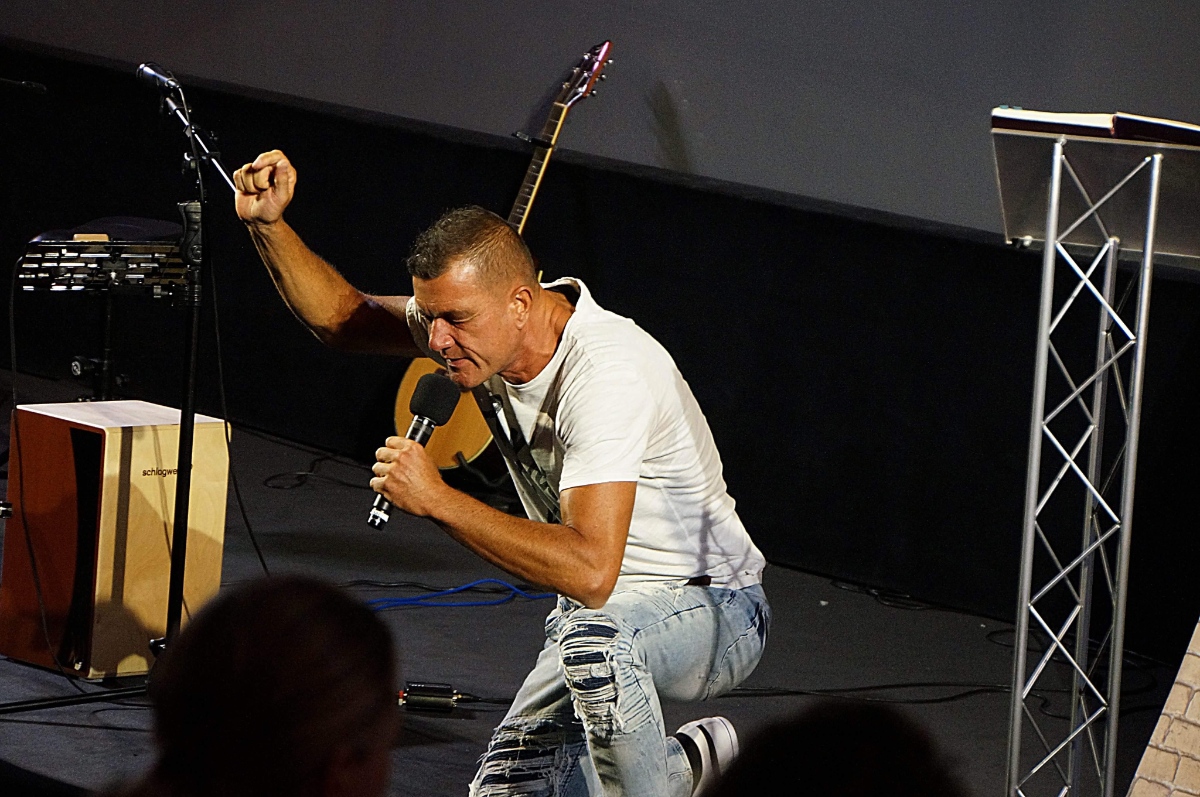 joerg-graefingholt-kniet-auf-buehne_DSC00217