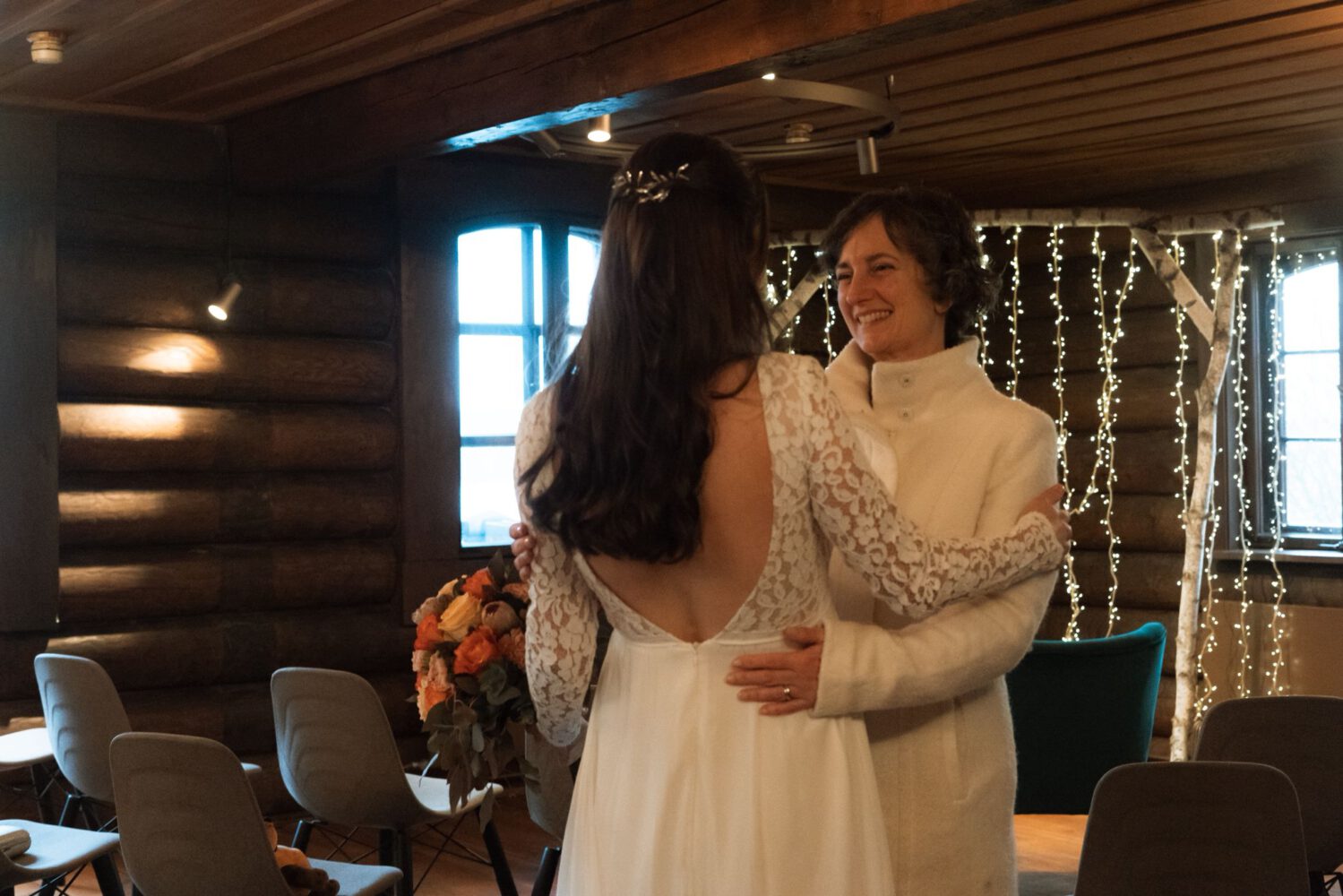 yvonne-ortmann-umarmt-braut