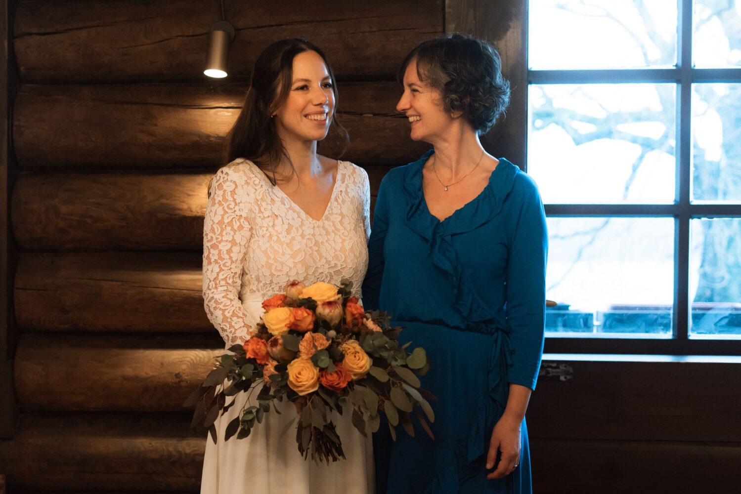 yvonne-ortmann_mit-braut-und-blumen