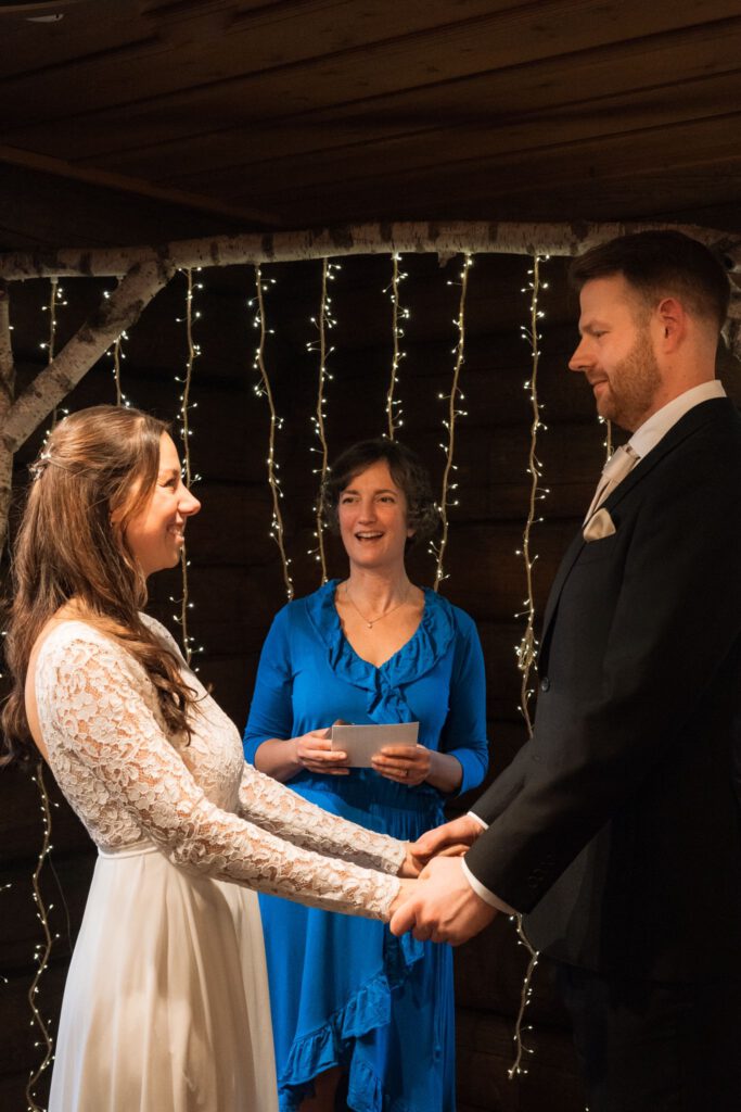 yvonne-ortmann_paar-haende-halten-sie-laechelt