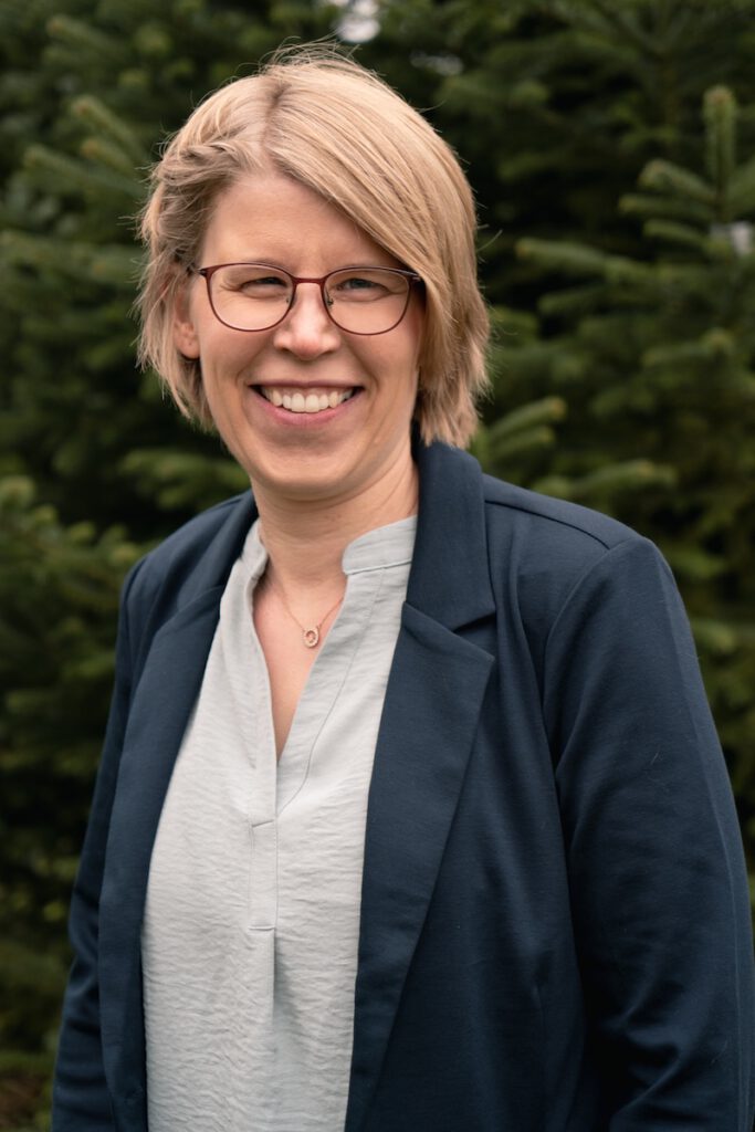 Ilona-Schmidt-vor-Baeumen