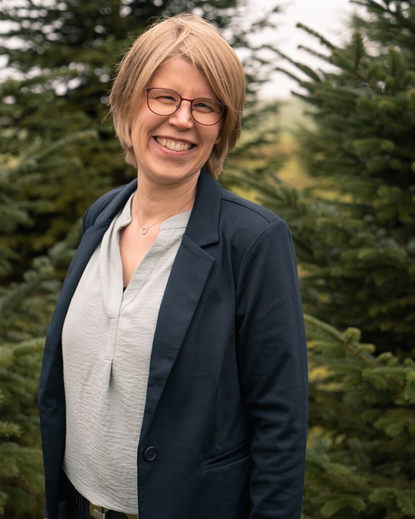 Ilona-Schmidt-vor-Baeumen_Kopf-schraeg