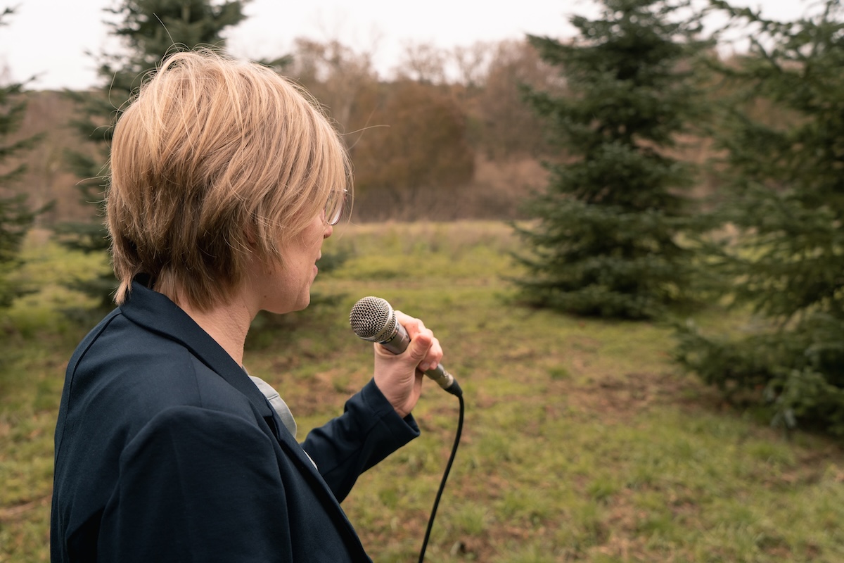 Ilona-Schmidt_Mikrophon_Ansicht-schraeg-von-hinten