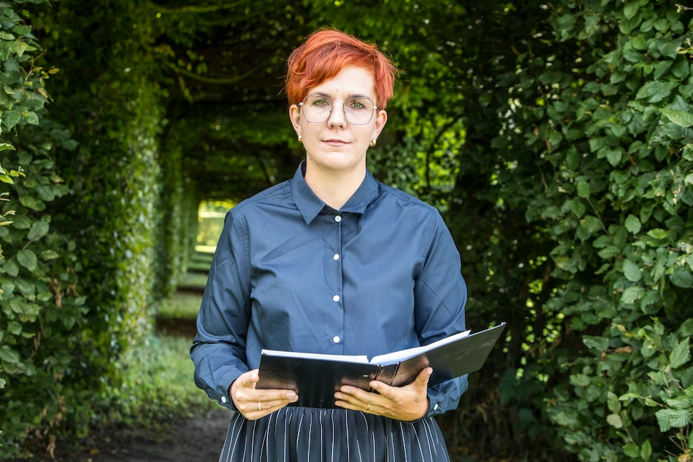 Sarah-Simonetti_m-Buch_unter_Heckentunnel