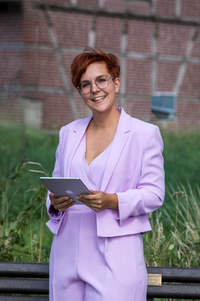 Sarah-Simonetti_m-iPad_und_fliederfarbenem-Dress