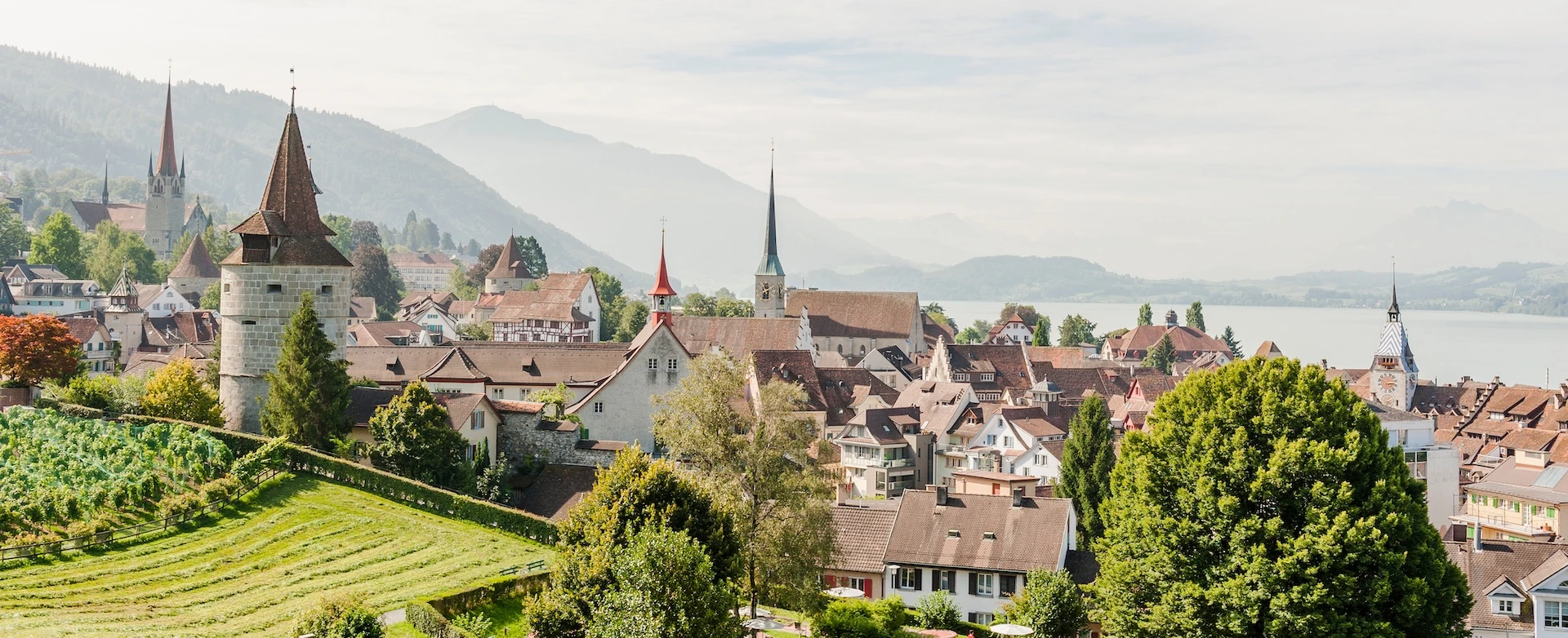 Stadt-Zuger_mit-See_AdobeStock_73474101